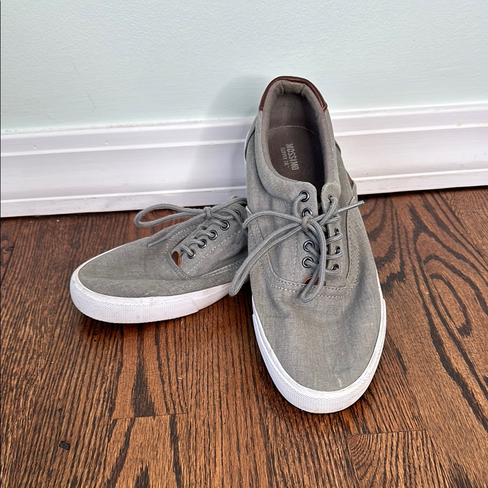Men’s size 9 Gray Low-Top canvas Sneakers with leather accent and Lace-Up Design